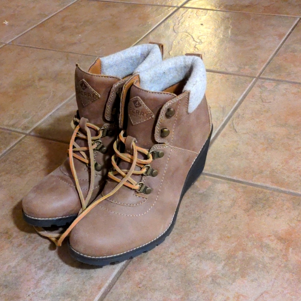 Sperry Topsider brown boots with heel